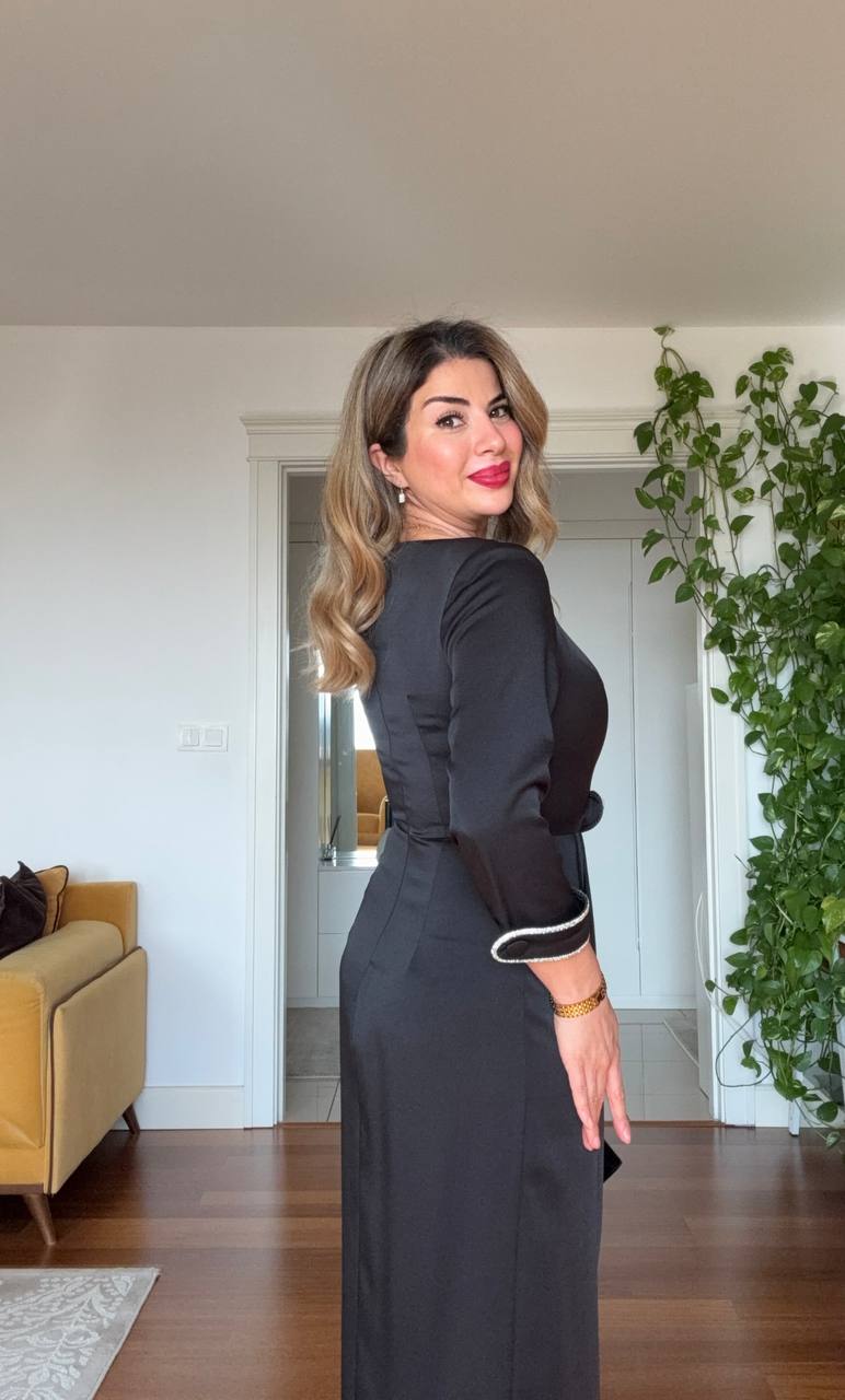 TAŞ DETAYLI KEMERLİ ASİMETRİK KESİM ELBİSE - SİYAH