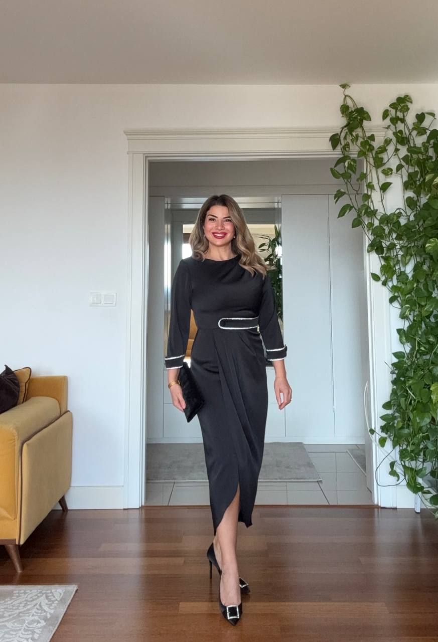 TAŞ DETAYLI KEMERLİ ASİMETRİK KESİM ELBİSE - SİYAH