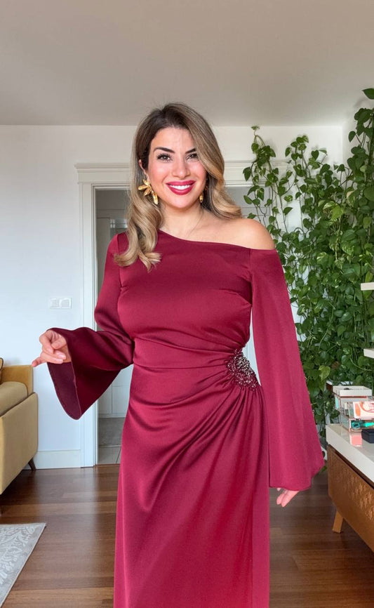TEK OMUZ DETAYLI TAŞ İŞLEMELİ SATEN ELBİSE - BORDO