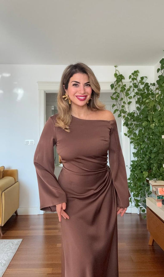 TEK OMUZ DETAYLI TAŞ İŞLEMELİ SATEN ELBİSE - KAHVERENGİ