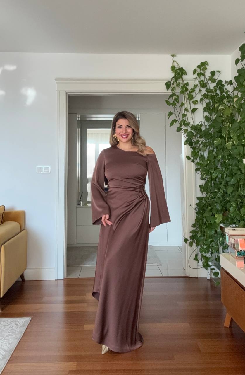 TEK OMUZ DETAYLI TAŞ İŞLEMELİ SATEN ELBİSE - KAHVERENGİ