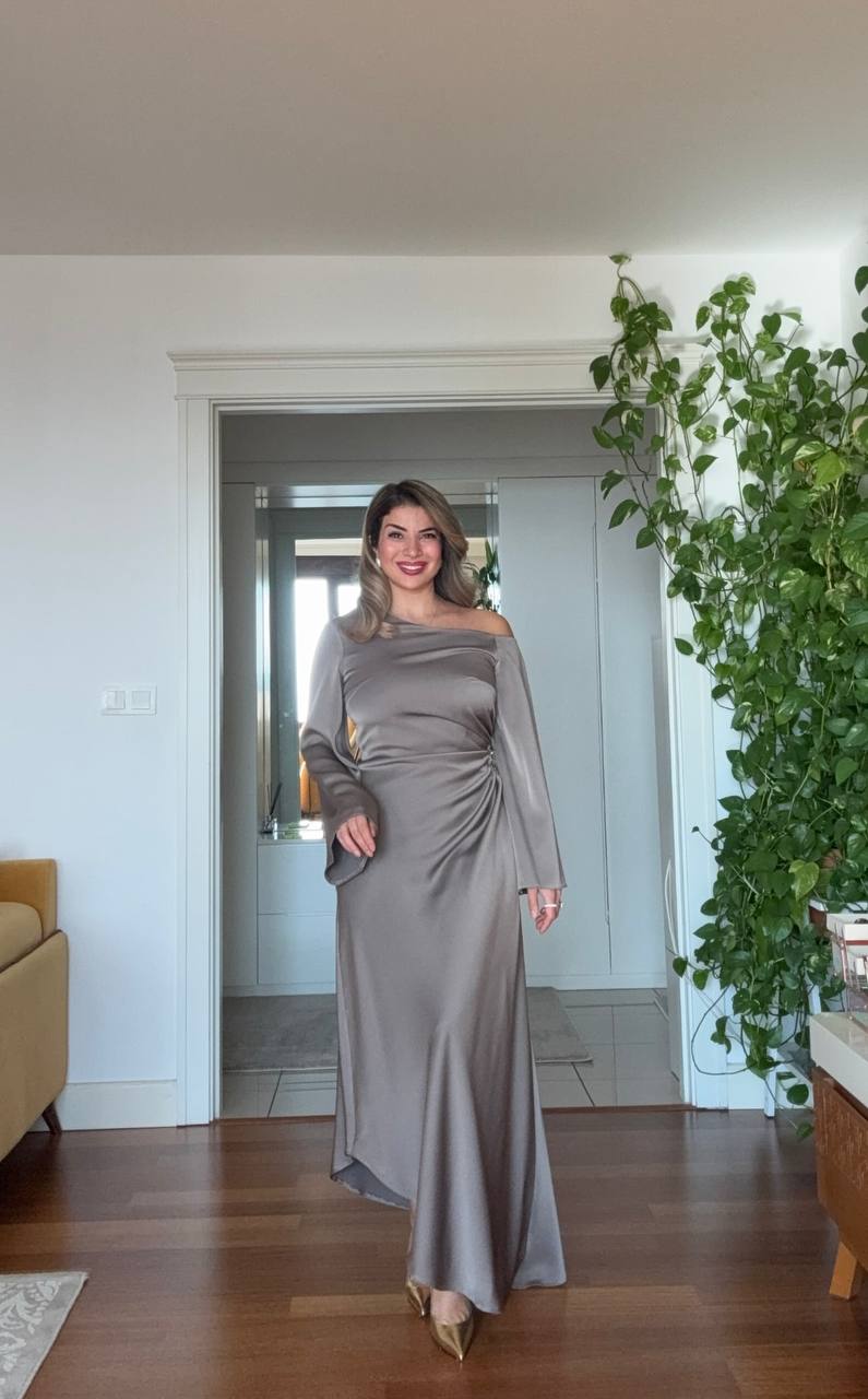 TEK OMUZ DETAYLI TAŞ İŞLEMELİ SATEN ELBİSE - VİZON