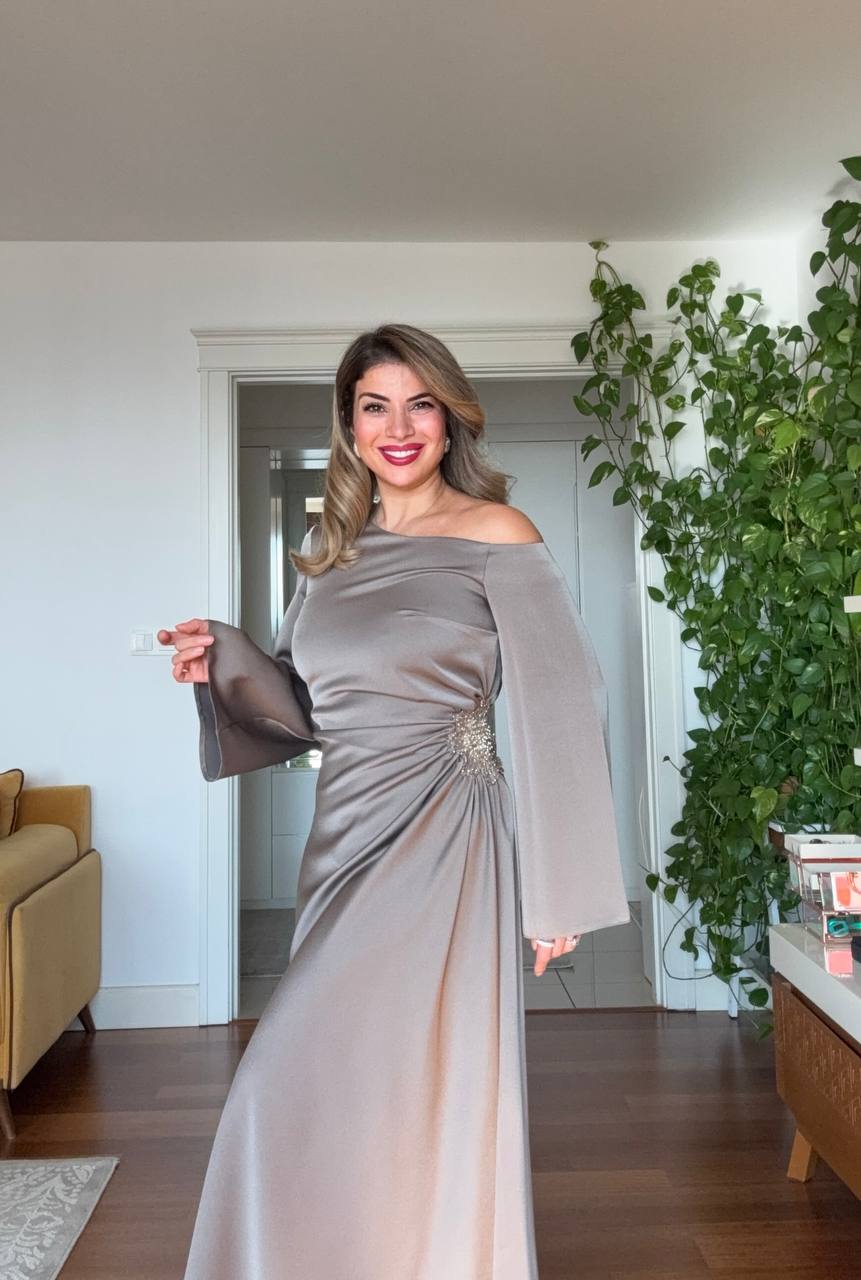 TEK OMUZ DETAYLI TAŞ İŞLEMELİ SATEN ELBİSE - VİZON