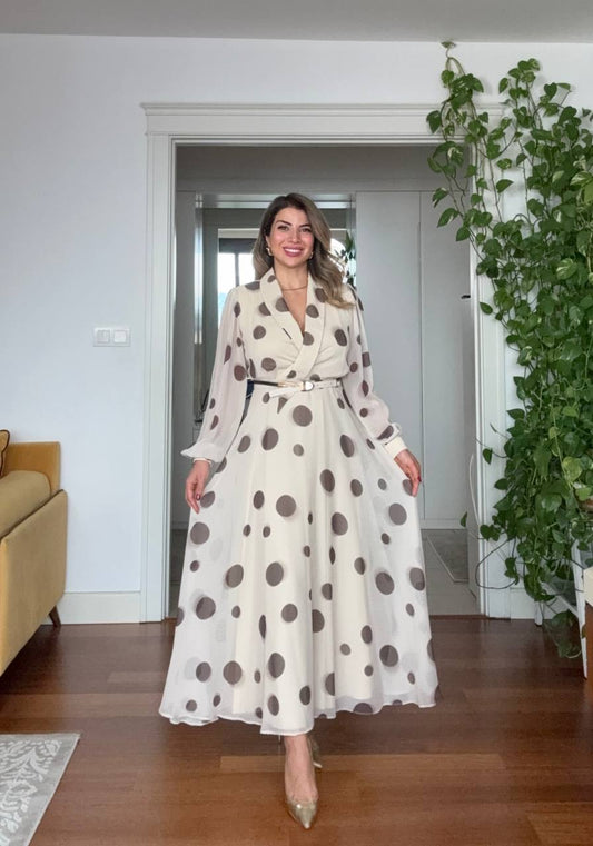 BÜYÜK PUANTİYELİ ŞİFON KRUVAZE ELBİSE – EKRU KAHVE