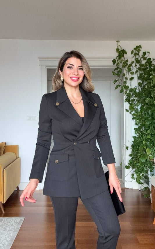 GOLD DÜĞME DETAYLI SİYAH KRUVAZE CEKETLİ TAKIM – SİYAH