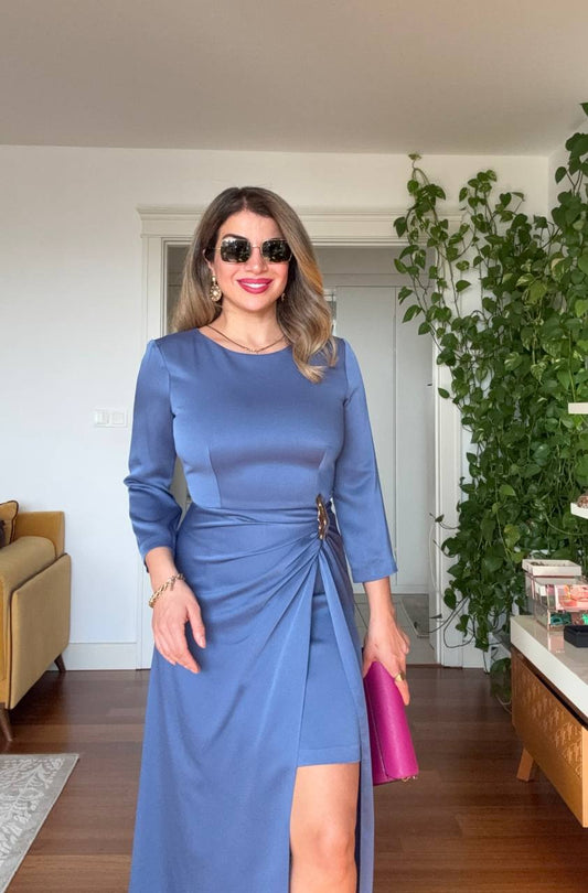 DRAPELİ YÜKSEL BEL DETAYLI SATEEN MAKSİ ELBİSE – MAVİ