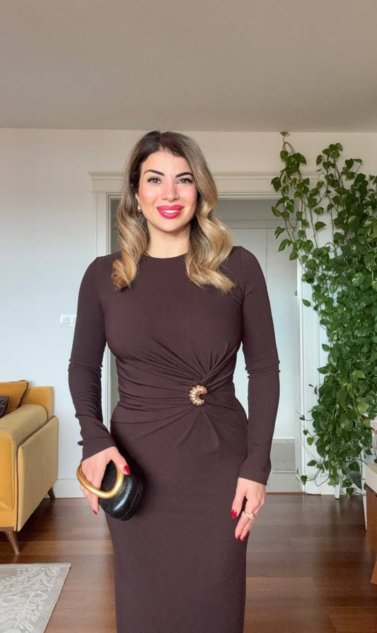 YANDAN DRAPELİ TAŞ TOKA DETAYLI UZUN ELBİSE – KAHVE