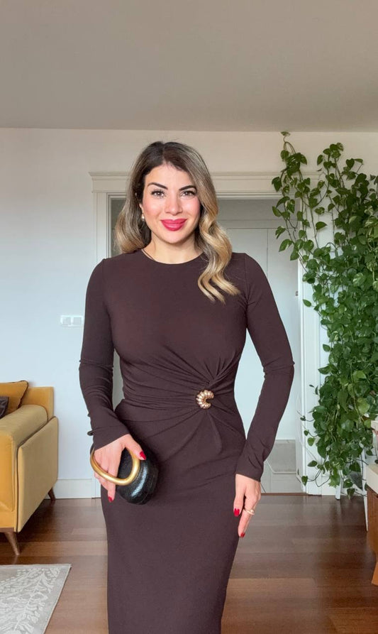 YANDAN DRAPELİ TAŞ TOKA DETAYLI UZUN ELBİSE – KAHVE