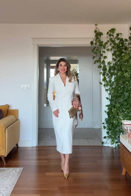 ZARİF YAKA DETAYLI DÜĞME KAPAMALI MİDİ ELBİSE – BEYAZ