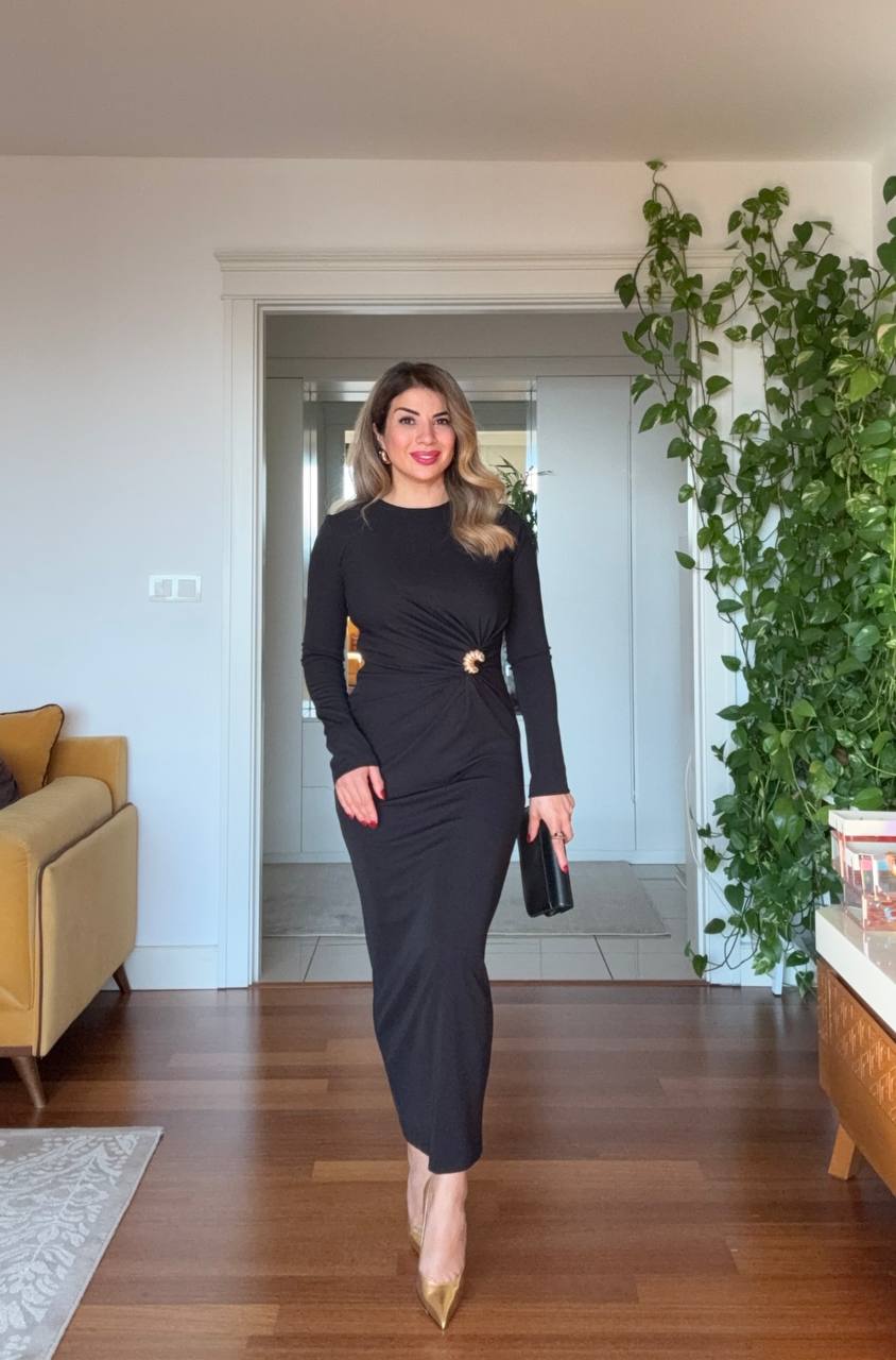 YANDAN DRAPELİ TAŞ TOKA DETAYLI UZUN ELBİSE – SİYAH