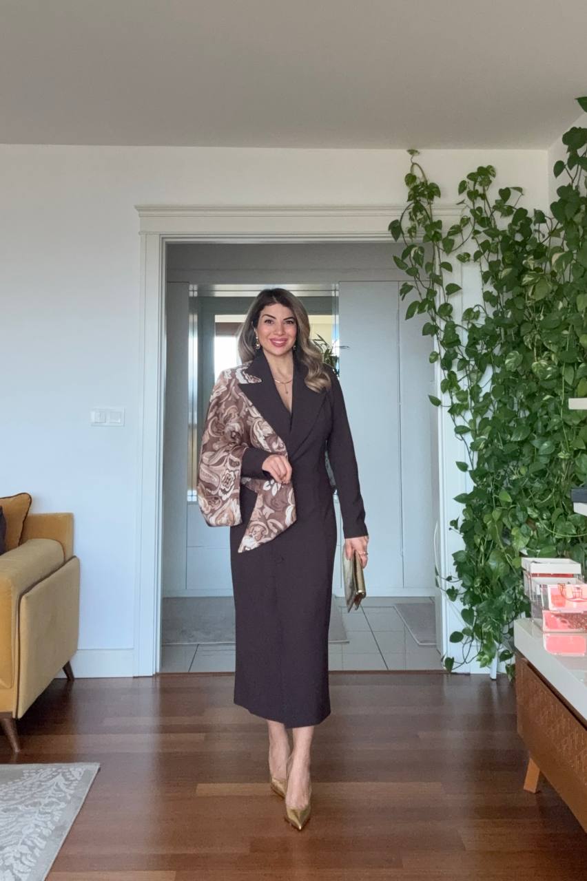 ZARİF YAKA DETAYLI DÜĞME KAPAMALI MİDİ ELBİSE – KAHVE