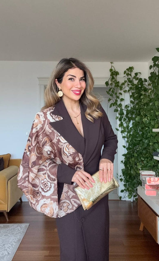 ZARİF YAKA DETAYLI DÜĞME KAPAMALI MİDİ ELBİSE – KAHVE