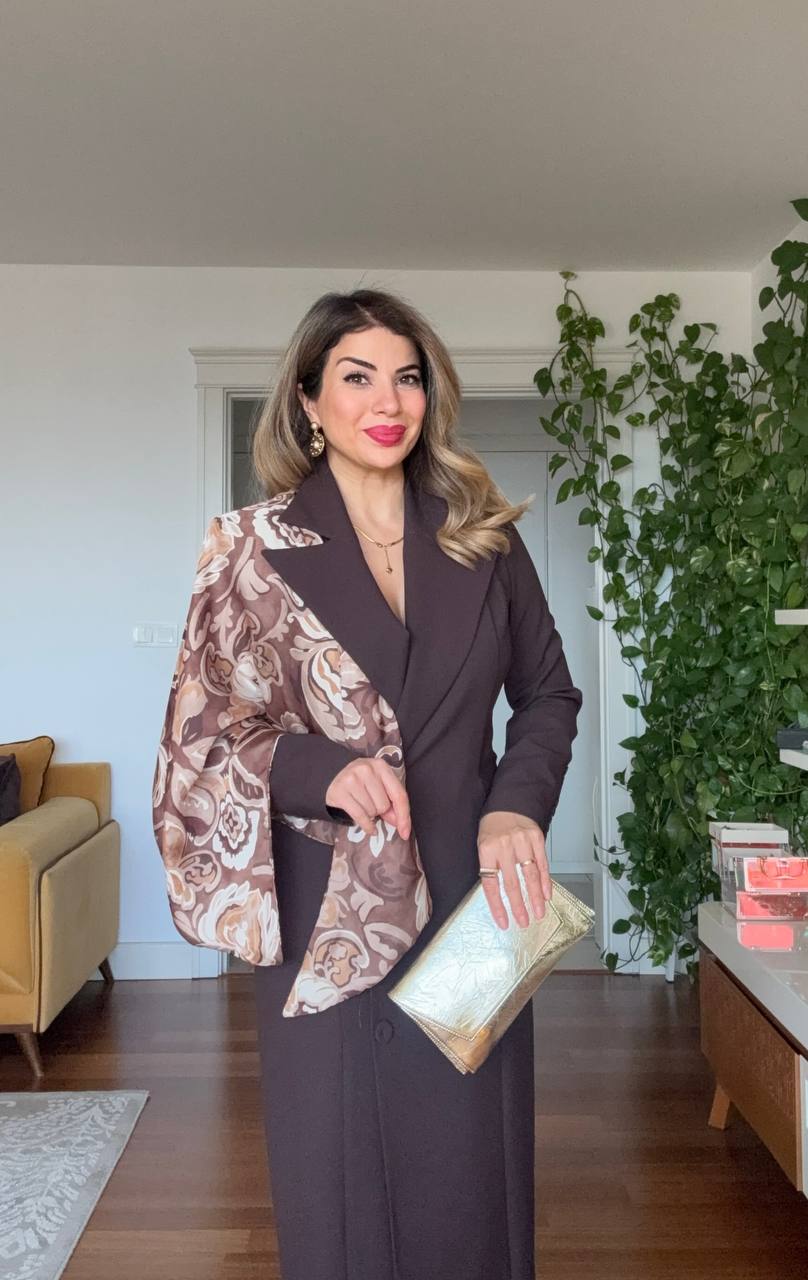 ZARİF YAKA DETAYLI DÜĞME KAPAMALI MİDİ ELBİSE – KAHVE