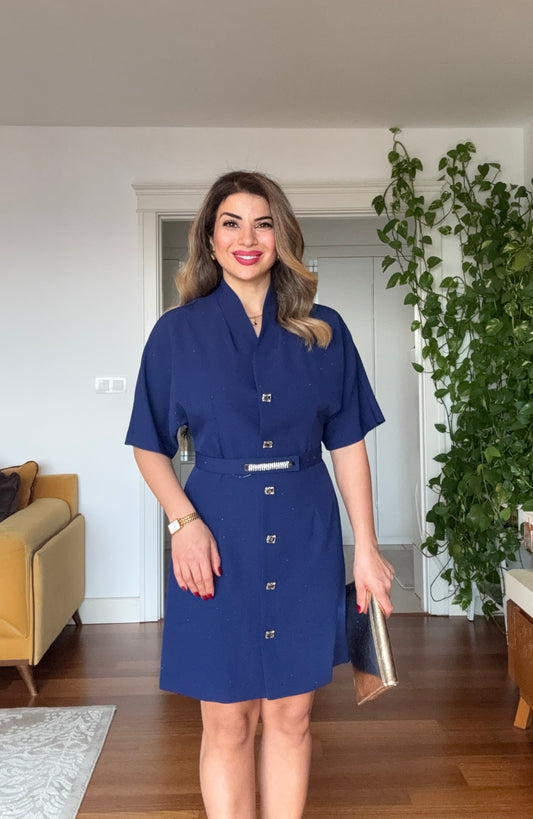 TAŞ DÜĞME VE KEMER DETAYLI KRUVAZE YAKA MİNİ ELBİSE – LACİVERT