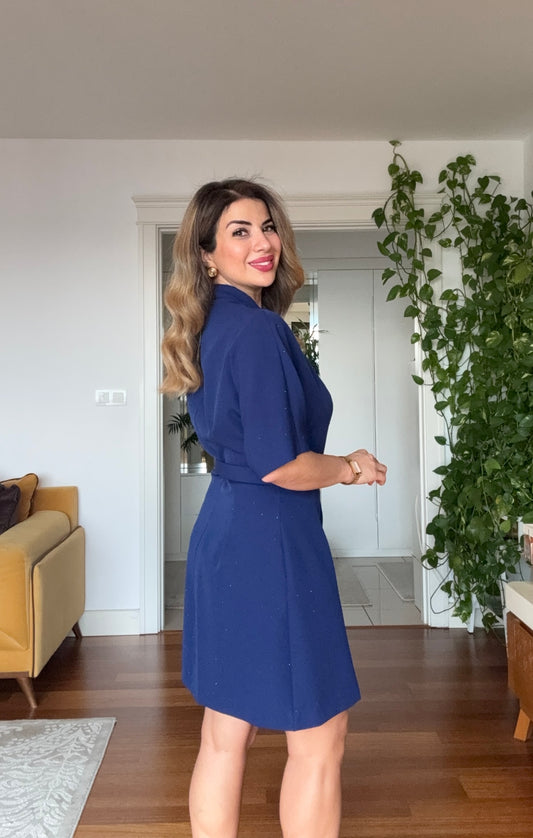 TAŞ DÜĞME VE KEMER DETAYLI KRUVAZE YAKA MİNİ ELBİSE – LACİVERT