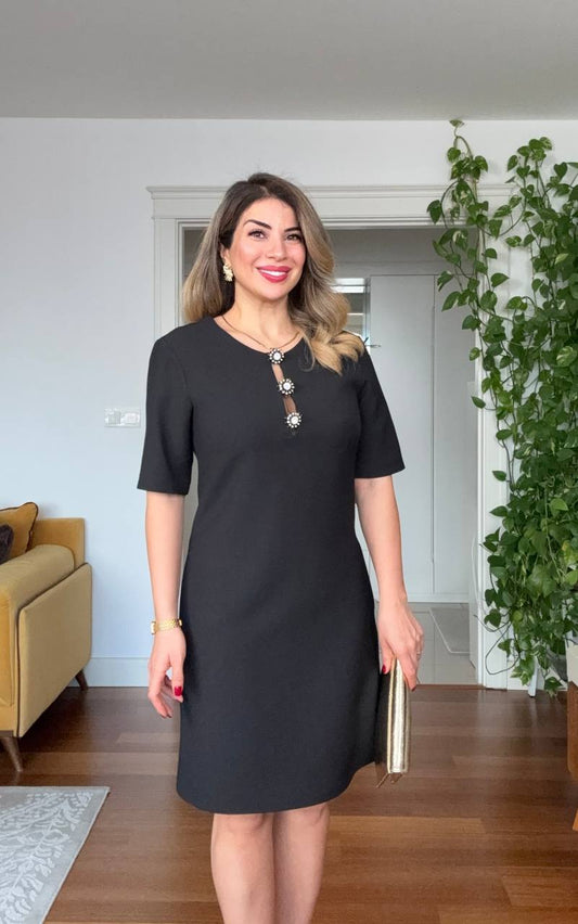 TAŞ DETAYLI YUVARLAK YAKA KISA KOLLU MİDİ ELBİSE – SİYAH