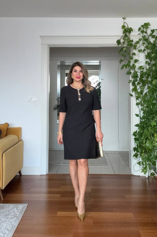 TAŞ DETAYLI YUVARLAK YAKA KISA KOLLU MİDİ ELBİSE – SİYAH