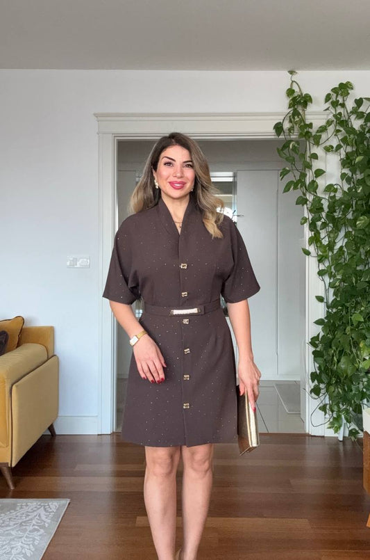 TAŞ DETAYLI KEMERLİ DÜĞMELİ MİNİ ELBİSE – KAHVERENGİ