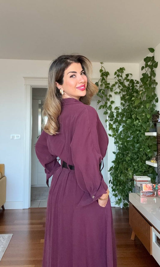 ÇİFT KEMER DETAYLI DÜĞMELİ MİDİ ELBİSE – MÜRDÜM