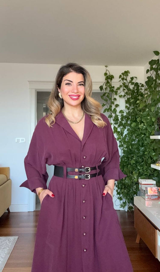 ÇİFT KEMER DETAYLI DÜĞMELİ MİDİ ELBİSE – MÜRDÜM