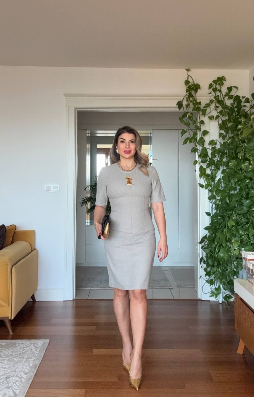 ZARİF KESİM ALTIN AKSESUAR DETAYLI MİDİ ELBİSE – BEJ