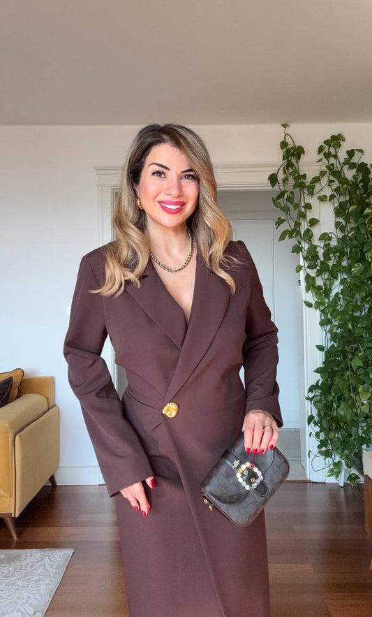 ALTIN DÜĞME DETAYLI KRUVAZE YAKA MİDİ ELBİSE – KAHVE