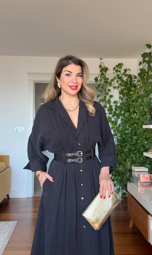 ÇİFT KEMER DETAYLI DÜĞMELİ MİDİ ELBİSE – SİYAH