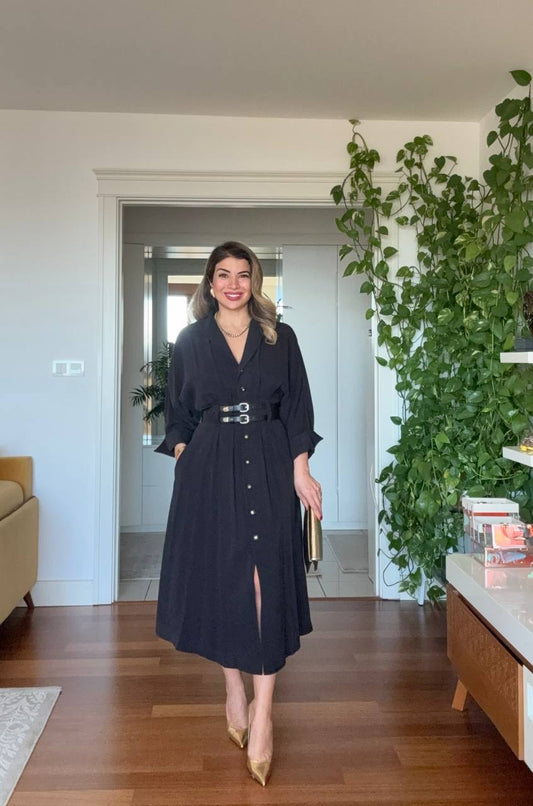 ÇİFT KEMER DETAYLI DÜĞMELİ MİDİ ELBİSE – SİYAH