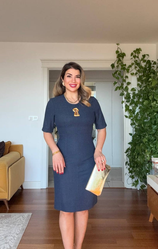 ZARİF KESİM ALTIN AKSESUAR DETAYLI MİDİ ELBİSE – LACİVERT