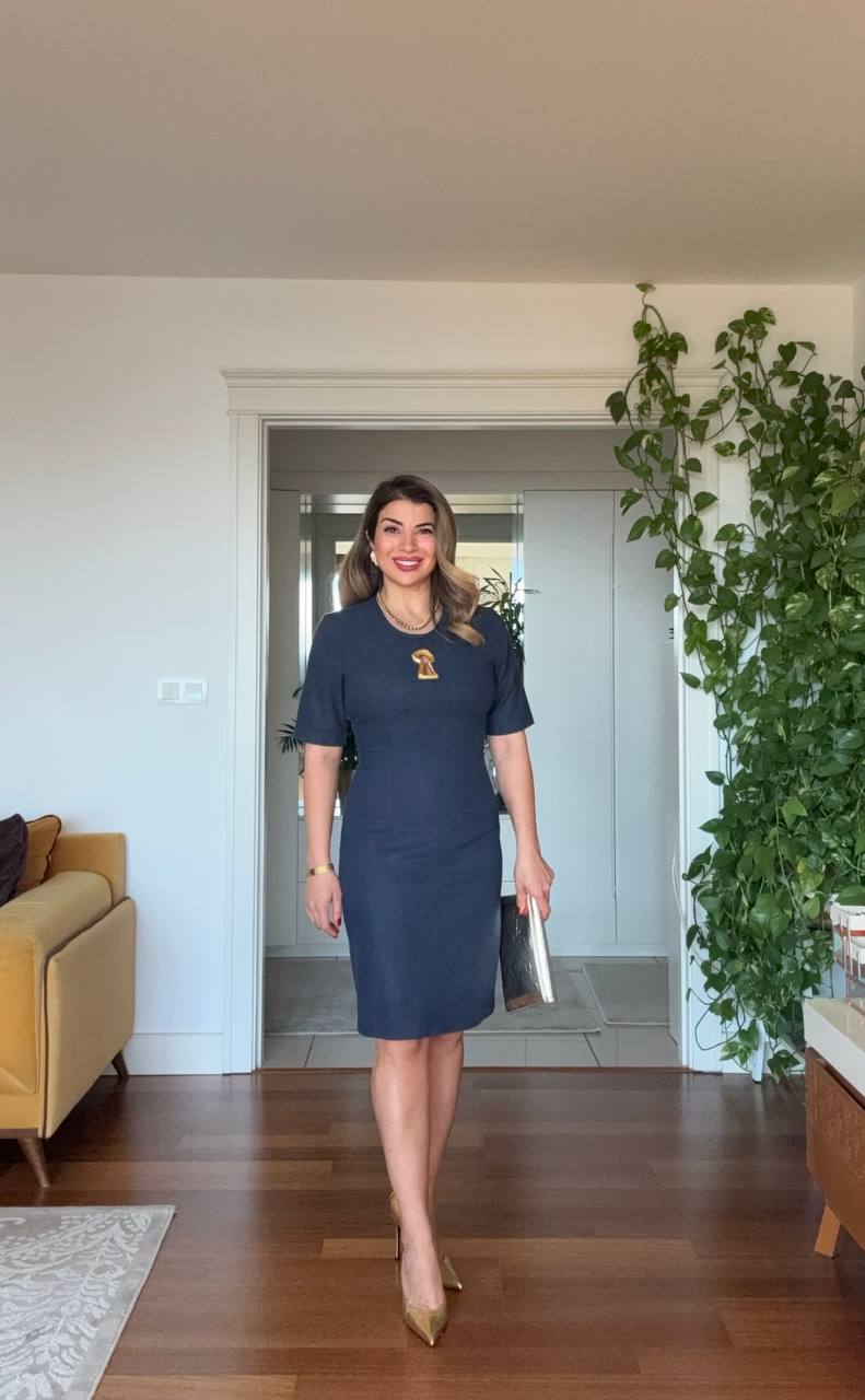 ZARİF KESİM ALTIN AKSESUAR DETAYLI MİDİ ELBİSE – LACİVERT