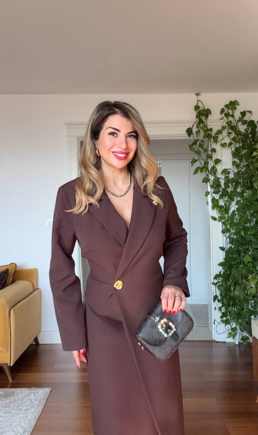 ALTIN DÜĞME DETAYLI KRUVAZE YAKA MİDİ ELBİSE – KAHVE