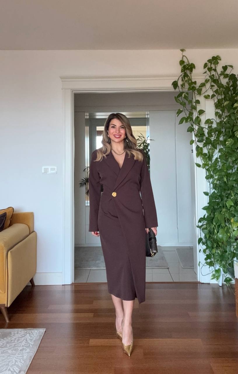 ALTIN DÜĞME DETAYLI KRUVAZE YAKA MİDİ ELBİSE – KAHVE