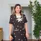 PUANTİYELİ FİYONK DETAYLI CEP DİZAYN MİDİ ELBİSE – KAHVERENGİ