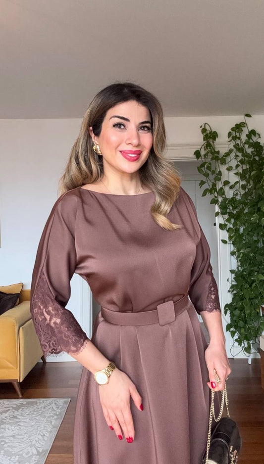 DANTEL DETAYLI KEMERLİ ŞIK MİDİ ELBİSE – MOKA KAHVE