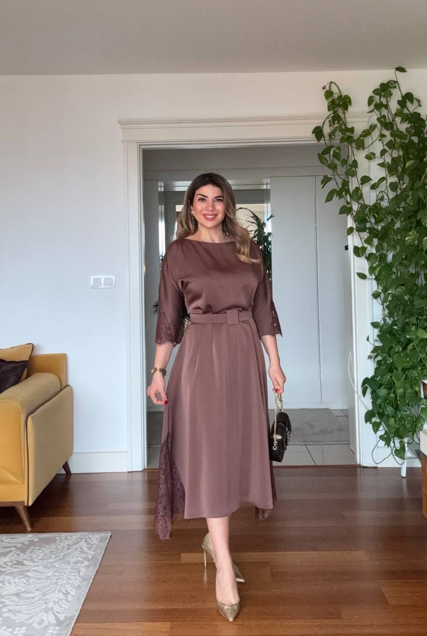 DANTEL DETAYLI KEMERLİ ŞIK MİDİ ELBİSE – MOKA KAHVE
