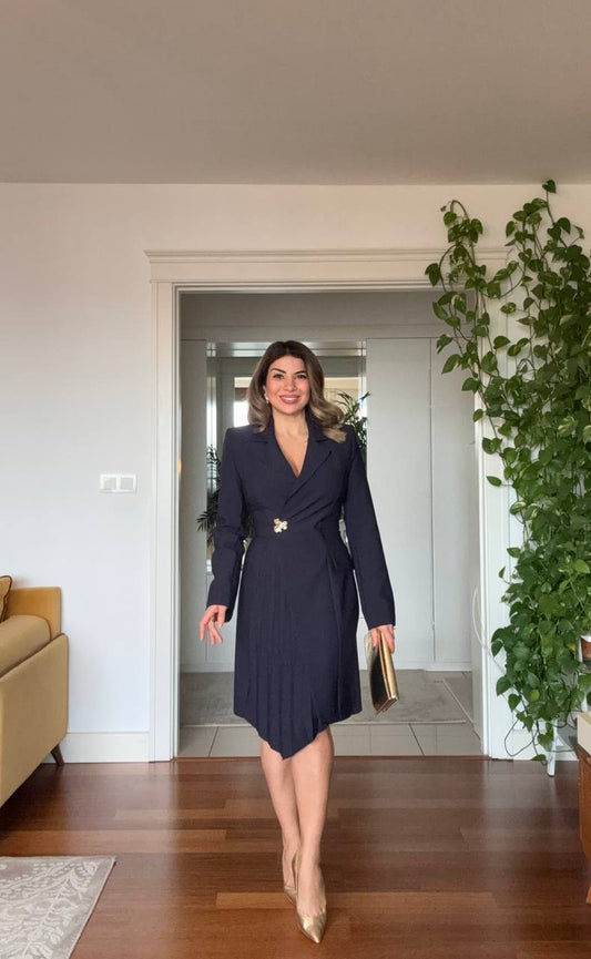 KRUVAZE YAKA GOLD TOKA DETAYLI PİLİSELİ MİDİ ELBİSE – LACİVERT