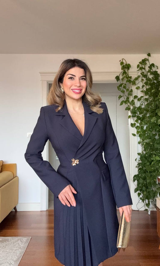 KRUVAZE YAKA GOLD TOKA DETAYLI PİLİSELİ MİDİ ELBİSE – LACİVERT