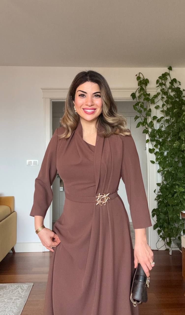DRAPELİ BROŞ DETAYLI UZUN ELBİSE - KAHVE
