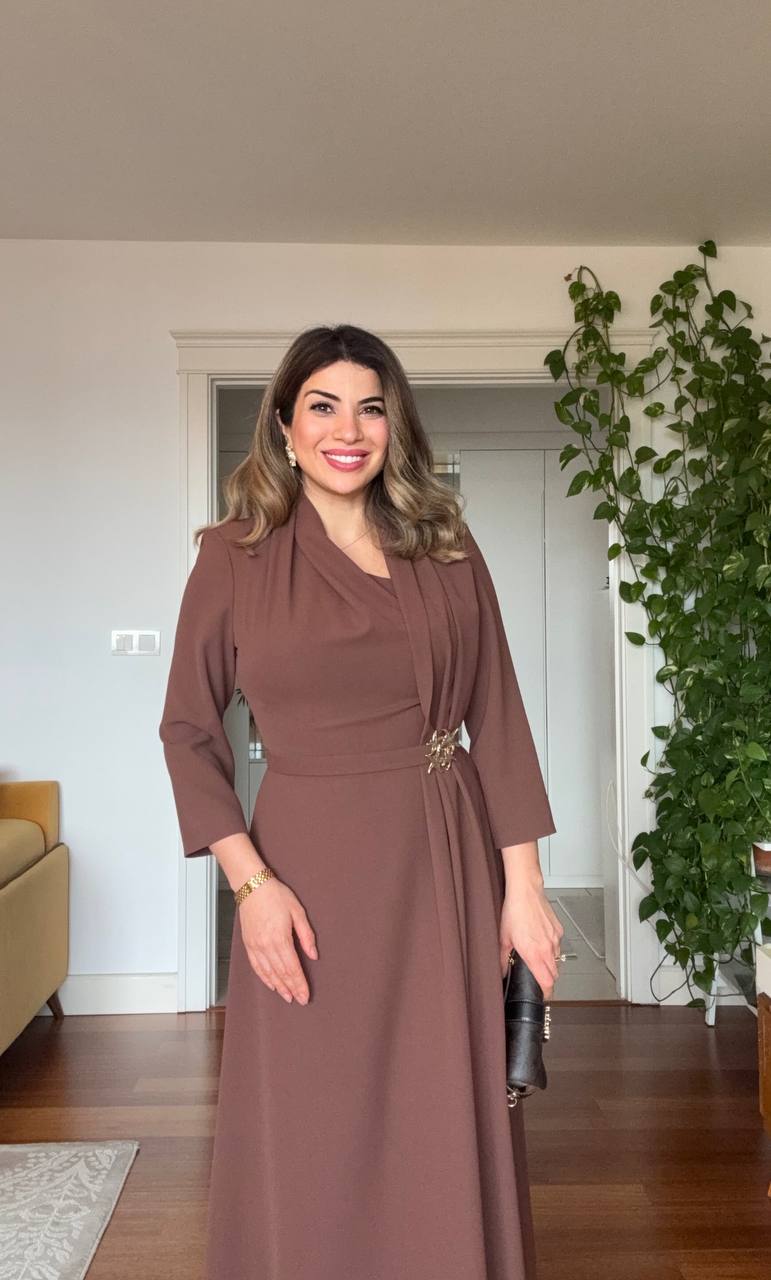 DRAPELİ BROŞ DETAYLI UZUN ELBİSE - KAHVE