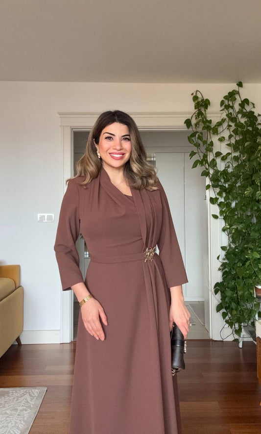 DRAPELİ BROŞ DETAYLI UZUN ELBİSE - KAHVE