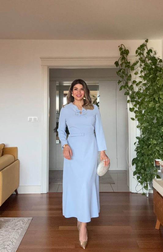 TAŞ DETAYLI YAKA KESİMLİ KEMERLİ UZUN ELBİSE – BEBE MAVİ