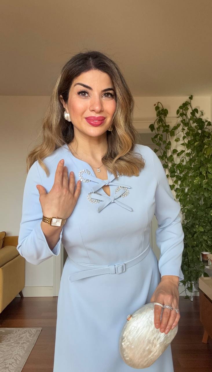 TAŞ DETAYLI YAKA KESİMLİ KEMERLİ UZUN ELBİSE – BEBE MAVİ