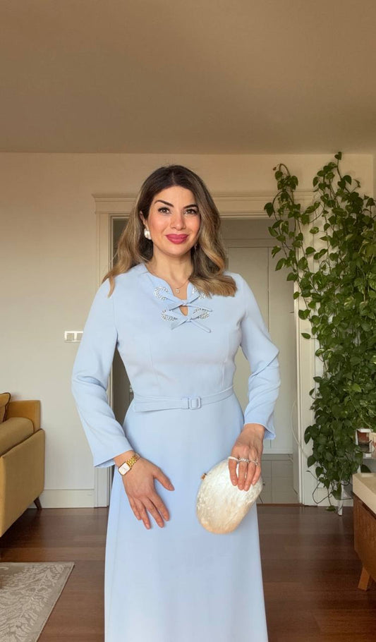 TAŞ DETAYLI YAKA KESİMLİ KEMERLİ UZUN ELBİSE – BEBE MAVİ