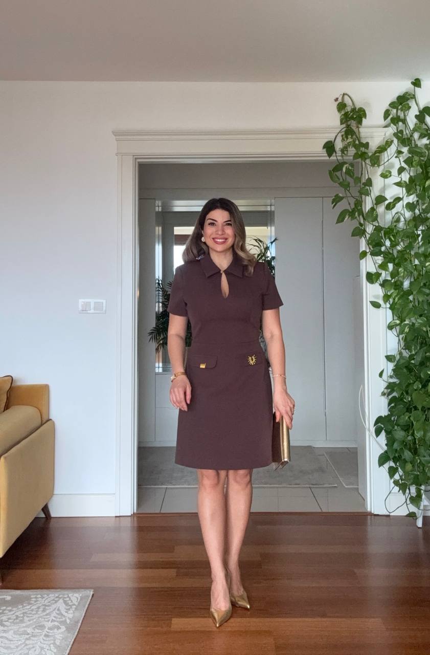 GOLD AKSESUAR DETAYLI YAKA PENCERELİ ELBİSE – KAHVE