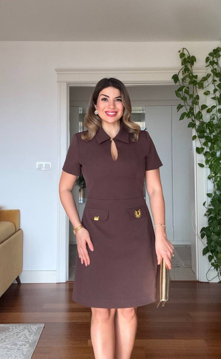 GOLD AKSESUAR DETAYLI YAKA PENCERELİ ELBİSE – KAHVE