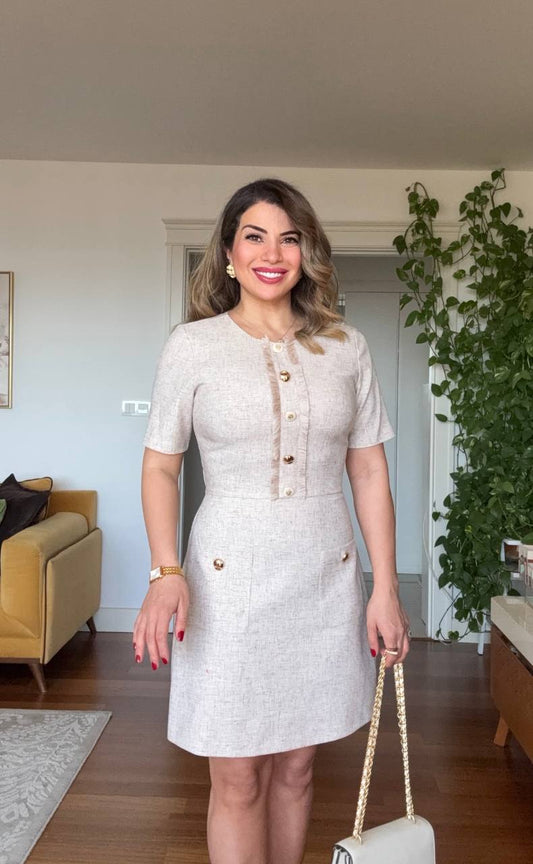 GOLD DÜĞME DETAYLI KETEN DOKULU MİNİ ELBİSE – BEJ