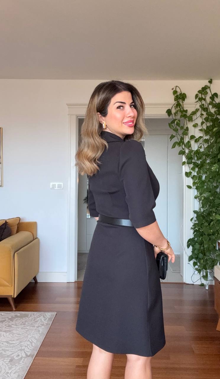 KEMER DETAYLI DÜĞMELİ MİDİ ELBİSE – SİYAH
