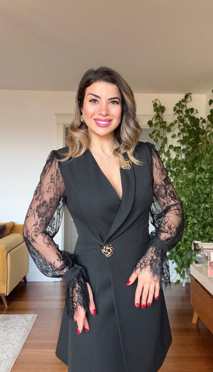 GOLD DÜĞME DETAYLI DANTEL KOL KRUVAZE ELBİSE – SİYAH