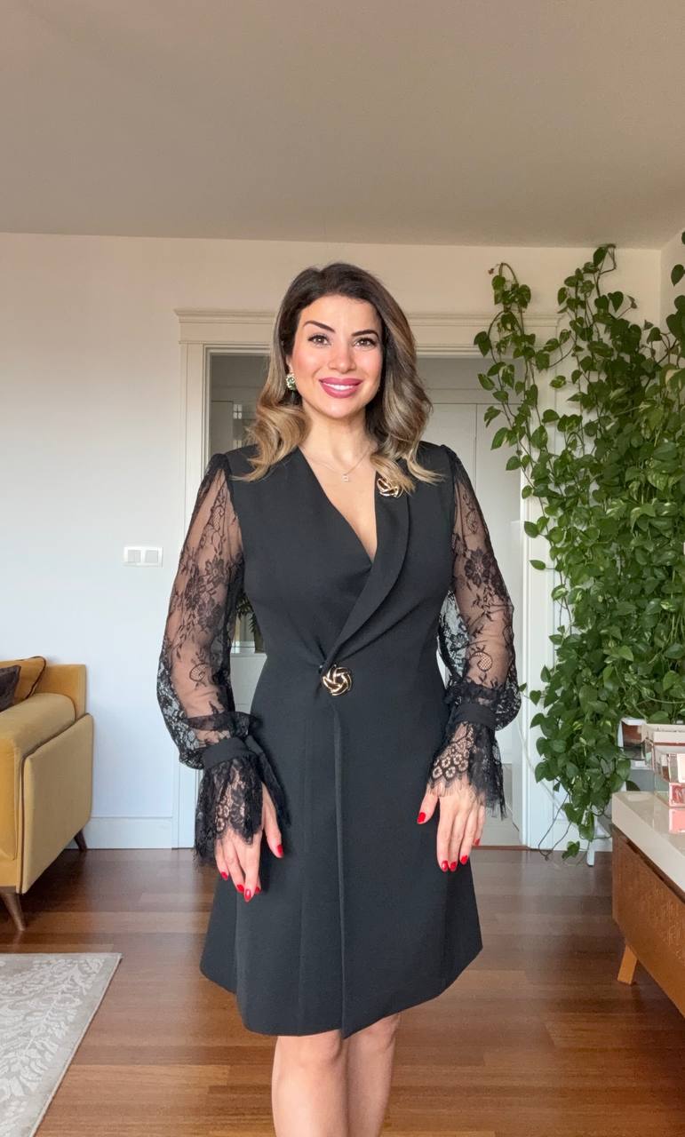 GOLD DÜĞME DETAYLI DANTEL KOL KRUVAZE ELBİSE – SİYAH