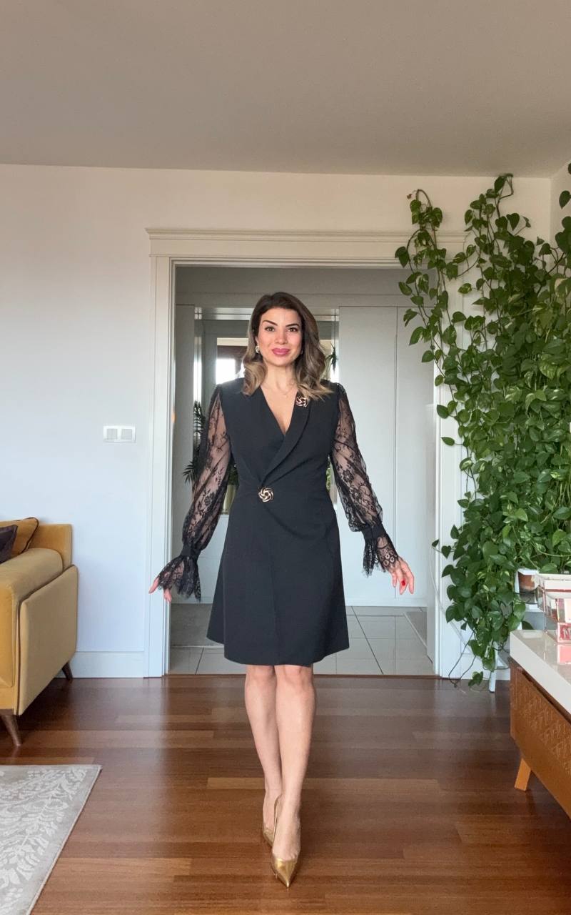 GOLD DÜĞME DETAYLI DANTEL KOL KRUVAZE ELBİSE – SİYAH